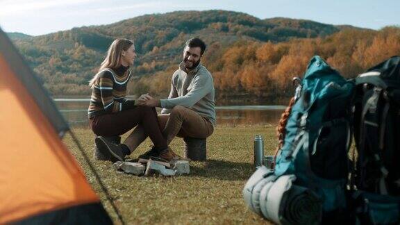 男人和女人在湖边露营的浪漫约会