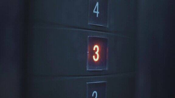 按电梯按钮特写