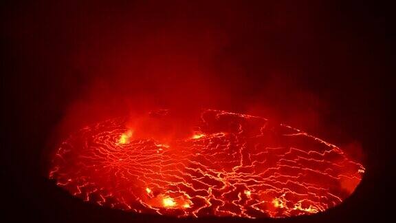 在充满烟雾的尼拉贡戈活火山火山口的熔岩湖的特写镜头