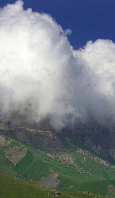 移动云下的高加索山脉