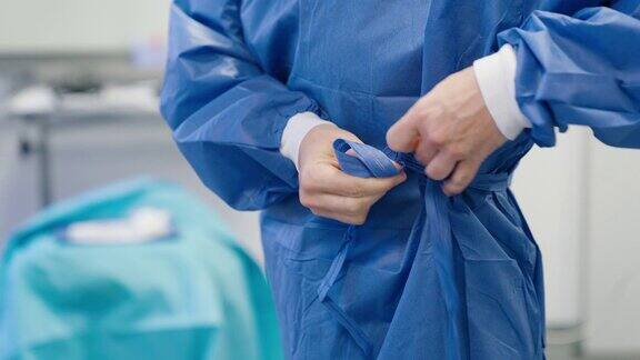 一个外科医生穿着无菌衣服在手术室的特写