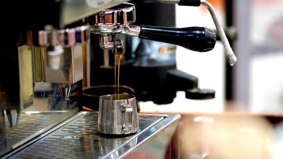 咖啡师用咖啡机做卡布奇诺