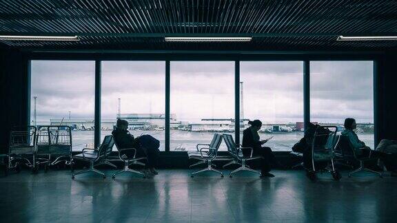 人们在国际机场的登机口行走的时间流逝