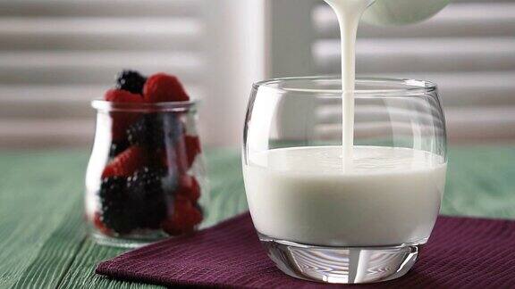 健康生活方式酸奶和浆果放在质朴的木桌上饮食和早餐酸奶加覆盆子和黑莓