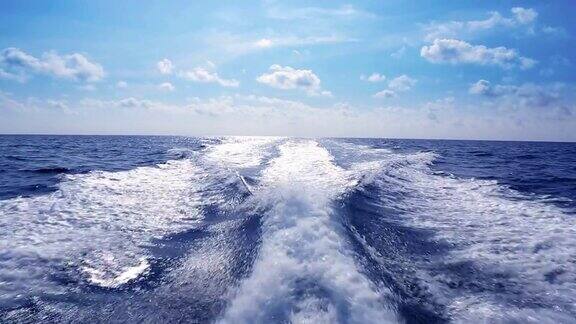 在蓝色的地中海上小船快速的尾流