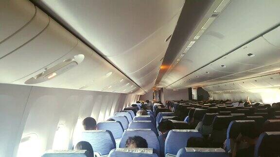 商用飞机客舱挤满了乘客