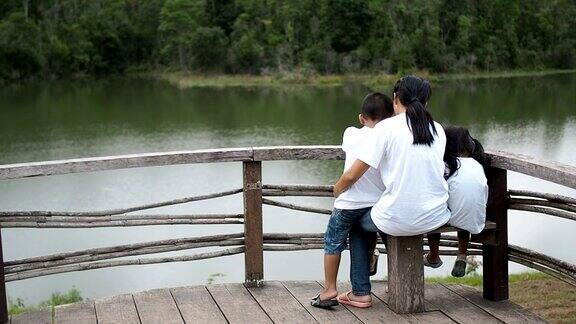亚洲母亲儿子和女儿在公园
