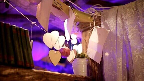 可爱的心形和灯泡婚礼装饰