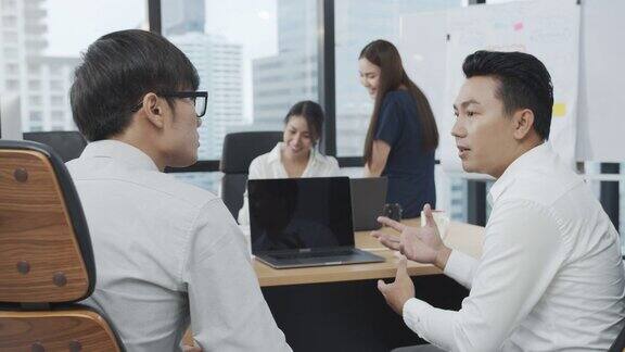 4K超高清:亚洲经理或老板向团队讲解工作