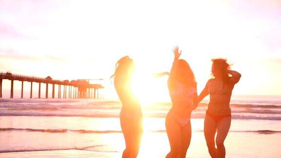 沙滩女友在夕阳下跳舞