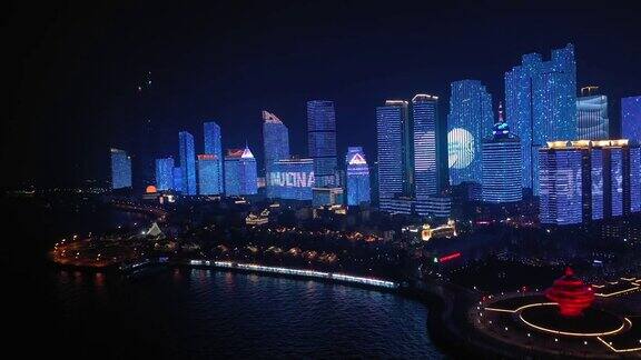 夜间照明展示青岛市区著名的4k中国海湾广场航拍全景