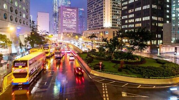 时光倒流:香港市中心的公交车站排队等候夕阳下着雨