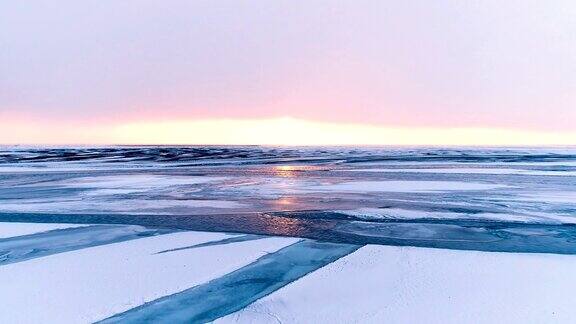 日落下冰冻的河流鸟瞰图-冰岛