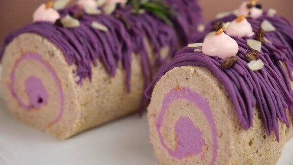 鲜奶油紫薯卷饼棕色背景