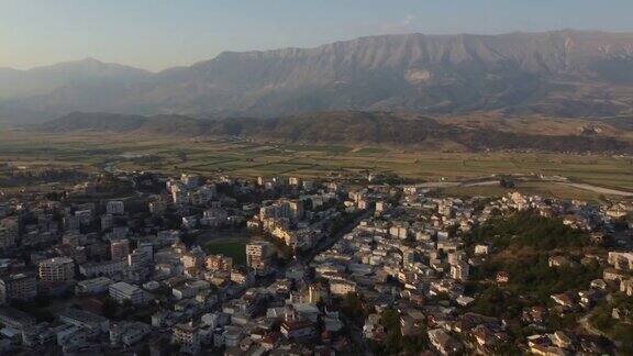 阿尔巴尼亚南部被联合国教科文组织列入名录的吉罗卡斯特古城街道鸟瞰图