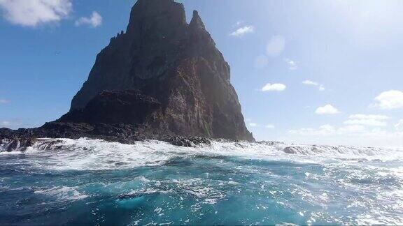近距离的海浪冲刷着沿着球金字塔的岩石