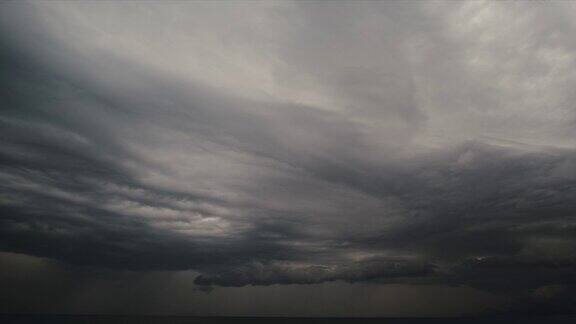 戏剧性的电影云时间流逝阴沉沉的天空暴风雨的乌云笼罩着海洋