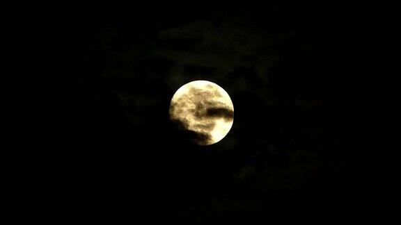 云在月亮前面移动
