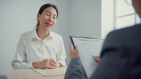 年轻的亚洲女商人面试一份工作在办公室讨论简历