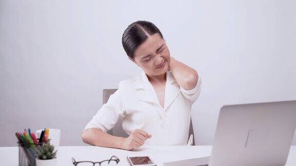 女性在白色背景下身体疼痛:办公室综合征概念