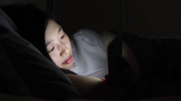 躺在床上用手机的女人