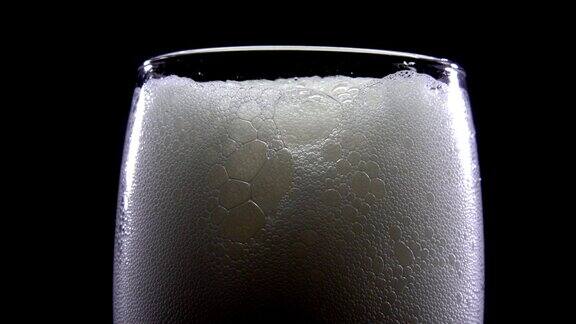 啤酒泡沫的特写在一个黑色的背景
