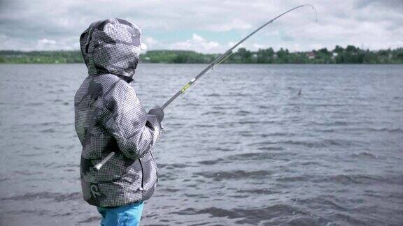 孩子在钓鱼在湖上休息