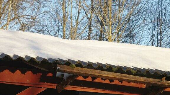 爱沙尼亚一所房子的屋顶上厚厚的积雪