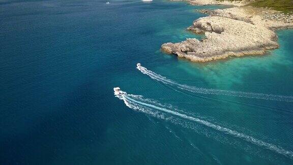 无人机拍摄的汽艇在加勒比海的特里米提岛普利亚意大利