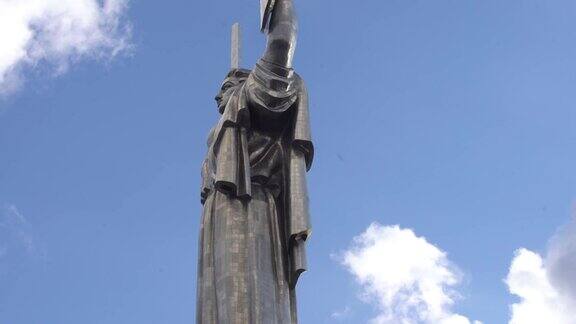 乌克兰首都基辅的巨型钢铁纪念碑