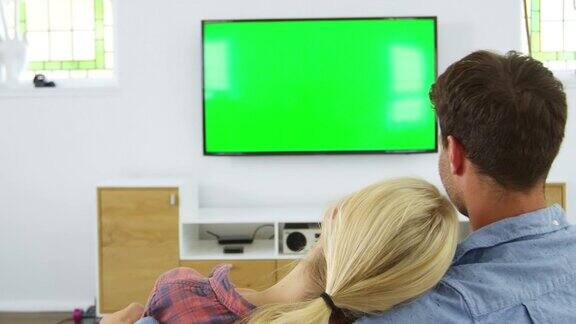 夫妻一起看电视的后视图