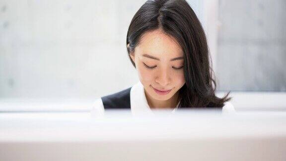 年轻的商业女性使用电脑