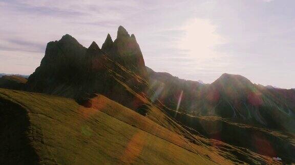 无人机鸟瞰图SecedaDolomites山的山峰景观在日出意大利多罗米提特伦蒂诺的奥德尔PuezOdle