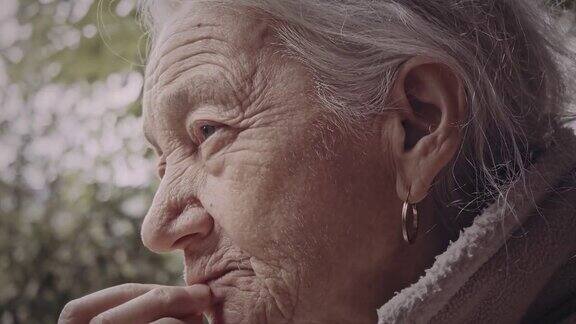 老奶奶盯着远方奶奶近距离拍肖像
