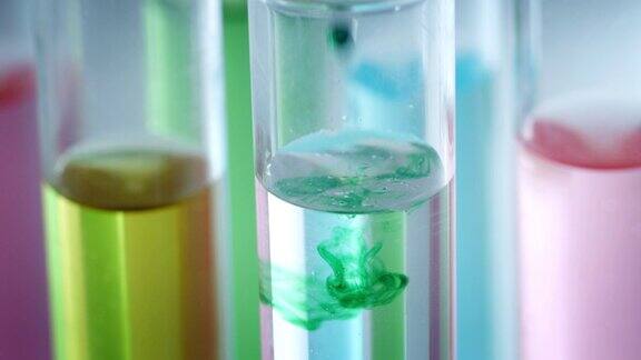 彩色液体中微粒分子科学实验