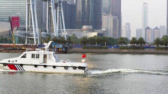 现代城市广州的和河上的船只