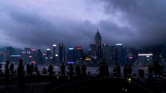 游客在香港维多利亚港等候“幻彩咏香江”演出