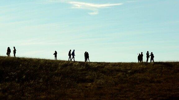 平移:人们站在山顶的剪影