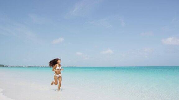 海滩人-女人有乐趣兴奋的比基尼跑步快乐的笑在旅行假期