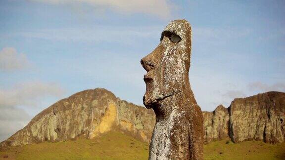 复活节岛上有悬崖的摩埃石像