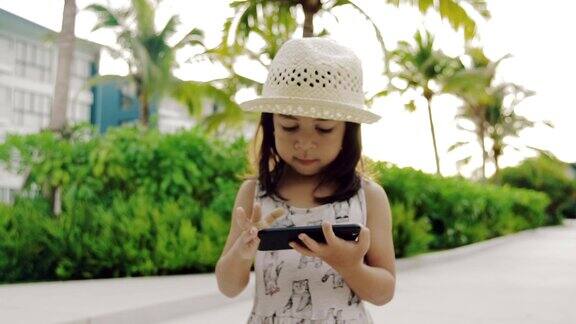 小女孩在玩智能手机