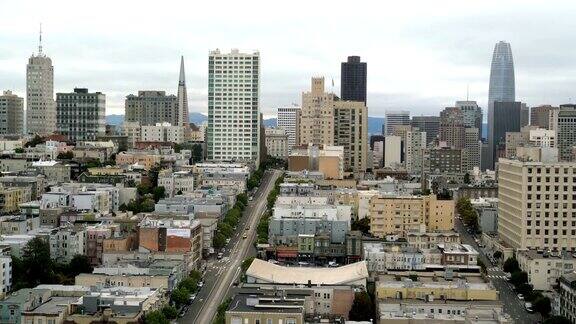 近距离观看市中心大厦通往旧金山加州市中心城市景观的道路