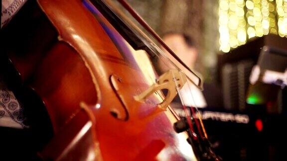 婚礼上大提琴手演奏大提琴