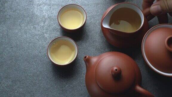 供准备饮用的中国古董茶