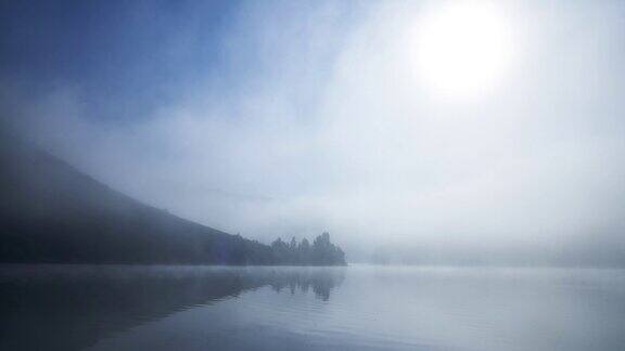 山与湖之间的雾消散了