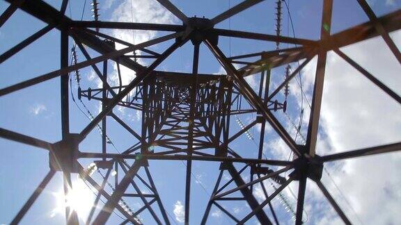 有天空背景的高压塔高压电线