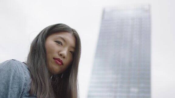 年轻女子望着摩天大楼