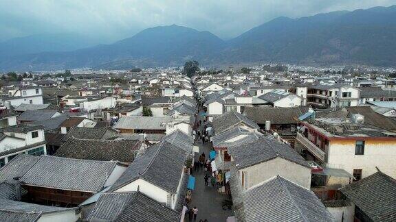 中国云南大理的旧建筑和新混凝土建筑