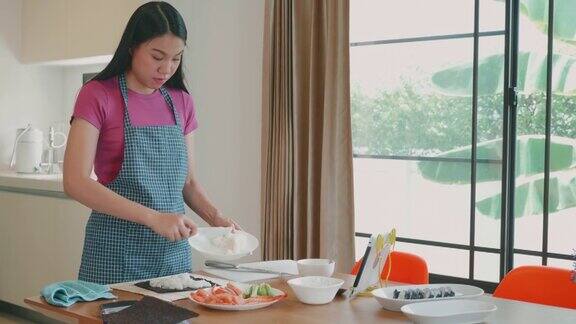 一个东南亚女人在家做寿司卷