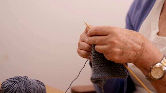 一位老妇人正在织毛线